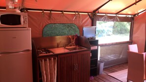 Family Tent (Lodge Safari confort) | Private kitchenette - Camping de la Tête Noire (Buzancais)