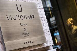 Una targa con il testo 'U VISIONARY Roma tridente collection' e quattro stelle.