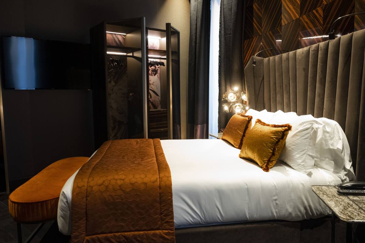 Premium bedding, minibar, in-room safe, soundproofing