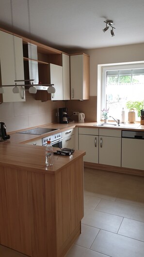 Kühlschrank, Mikrowelle, Ofen, Geschirrspüler