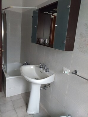 Dusche, Haartrockner, Bidet, Handtücher