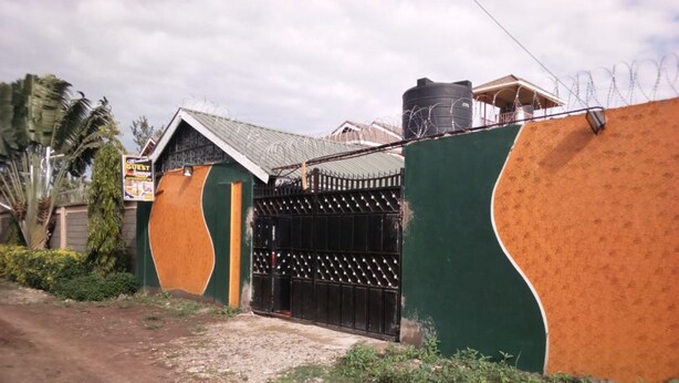 Propiedad amurallada con un cartel que indica que es una casa de huéspedes.
