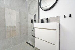 Shower, free toiletries, hair dryer, towels - Palm Suites (Mogan)