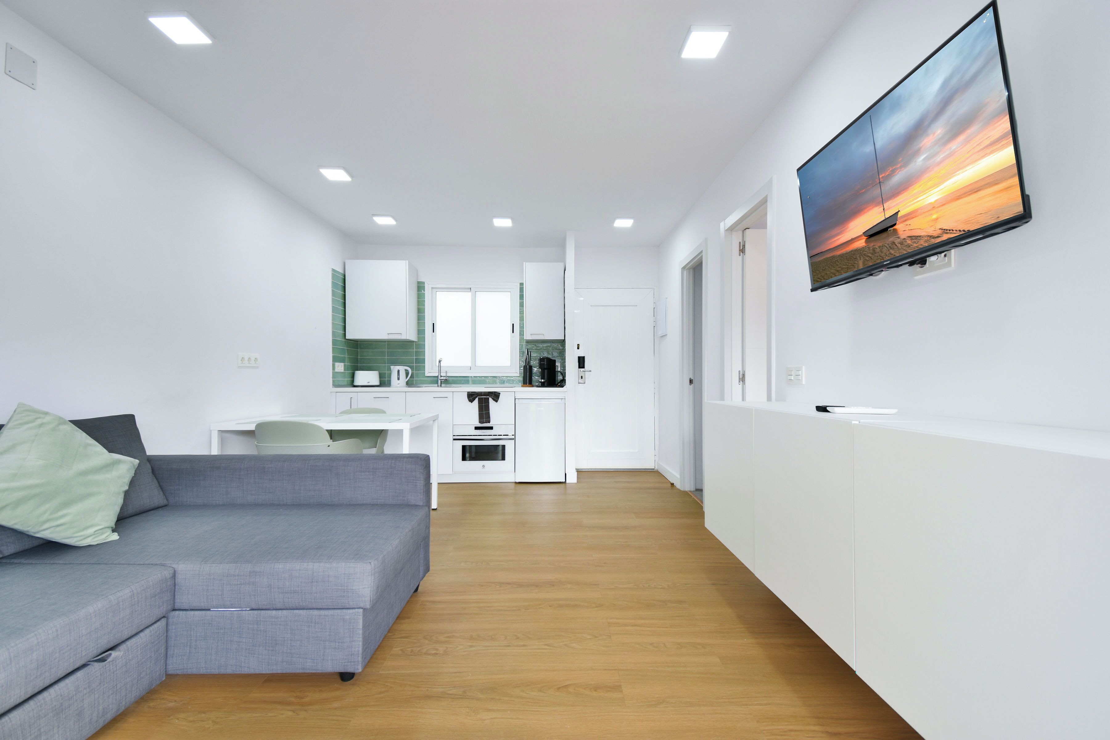 42-inch flat-screen TV with satellite channels, TV, Netflix