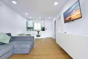 42-inch flat-screen TV with satellite channels, TV, Netflix