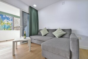 42-inch flat-screen TV with satellite channels, TV, Netflix - Palm Suites (Mogan)