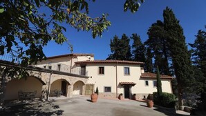 A two-story building with a courtyard, stone arches, and potted plants. - Farmhouse 2: authentic Tuscan house (Dicomano)
