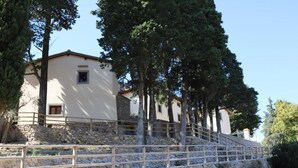 A stone staircase leading up to a building with a white facade and a wooden railing. - Farmhouse 2: authentic Tuscan house (Dicomano)