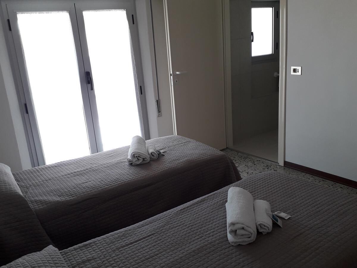 Camera con letto matrimoniale o 2 letti singoli | Una scrivania, Wi-Fi gratuito, lenzuola
