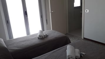 Camera con letto matrimoniale o 2 letti singoli | Una scrivania, Wi-Fi gratuito, lenzuola