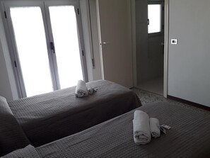 ダブルまたはツインルーム | デスク、WiFi (無料)、ベッドシーツ