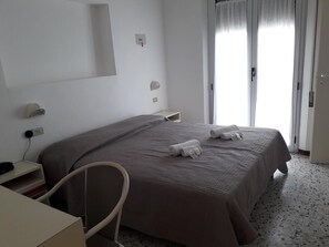 Escritorio, wifi gratis y ropa de cama 