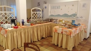 Ein Buffet mit verschiedenen Speisen und einem Schild mit der Aufschrift 'SIRENA'.