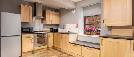 Basic Apartment, 2 Bedrooms, Non Smoking | Private kitchen | Fridge, microwave, oven, stovetop