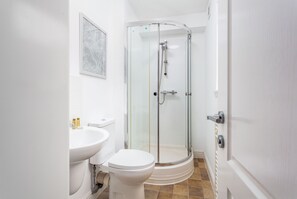 Basic Apartment, 2 Bedrooms, Non Smoking | Bathroom | Hair dryer, towels