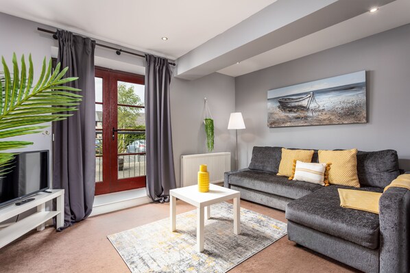 Apartemen Basic, 2 kamar tidur, Bebas Asap Rokok | Area keluarga | TV layar datar