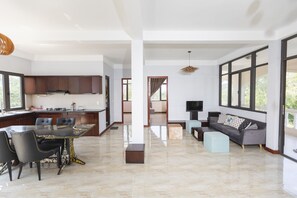 高级公寓, 4 间卧室, 海景, 池畔 | 起居区 | 32-英寸纯平电视 （配备有线频道）、电视