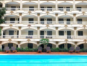 Piscine extérieure, chaises longues