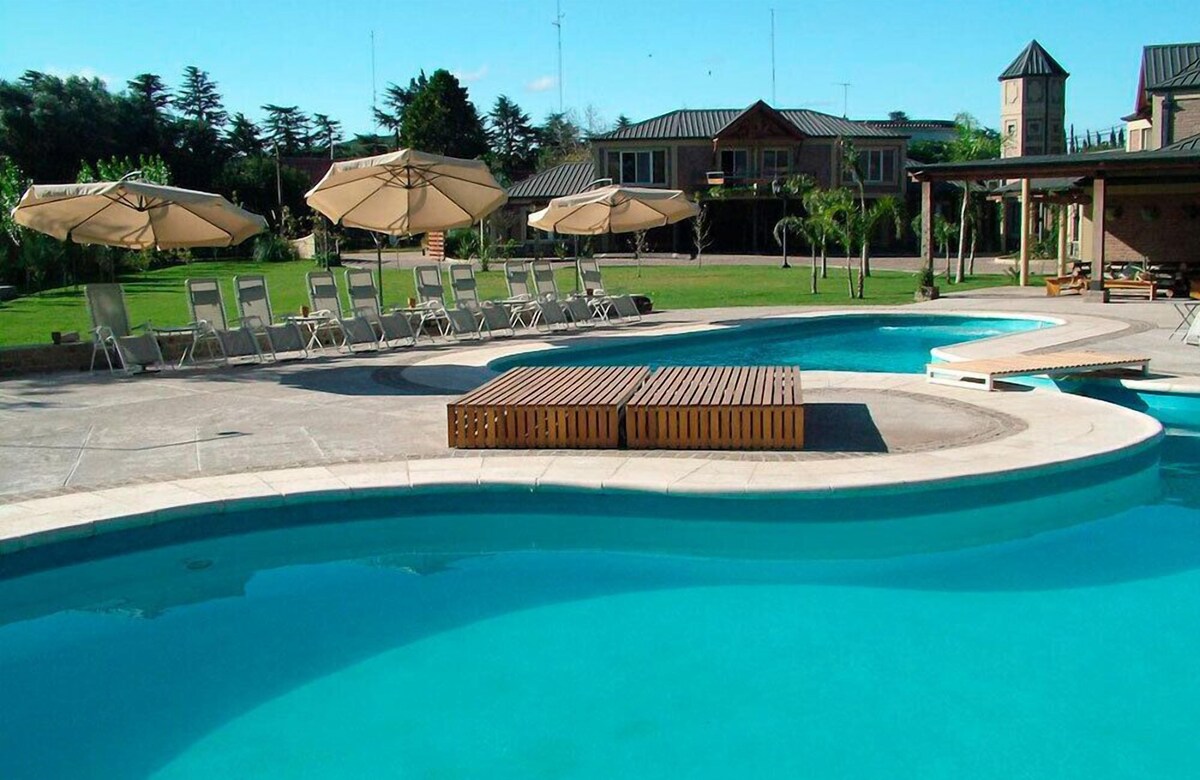 Una piscina al aire libre