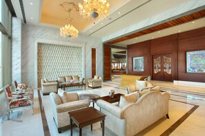 Lobby sitting area - Seven Seas Hotel (New Delhi)
