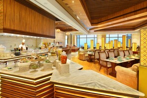 Desayuno buffet (INR 450 por persona)
