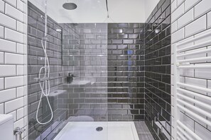 Dusche, kostenlose Toilettenartikel, Haartrockner, Handtücher