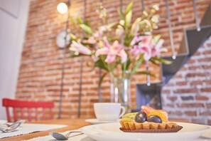 32-inch flat-screen TV with cable channels, TV - Gama Kurkowa Cosy Apartments (Kraków)