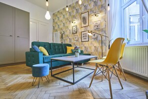 Individually decorated, individually furnished, laptop workspace - Gama Kurkowa Cosy Apartments (Kraków)