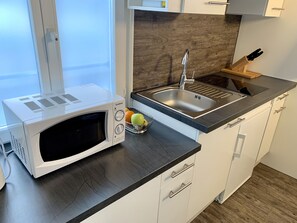 Apartemen Junior (2 - Junior Suite) | Dapur pribadi | Lemari es, microwave, kompor, dan mesin espresso