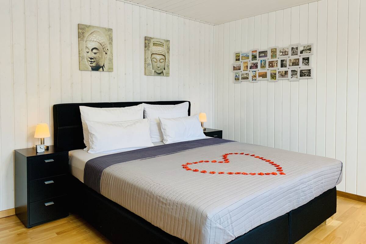 Premium bedding, soundproofing, iron/ironing board, WiFi (free)
