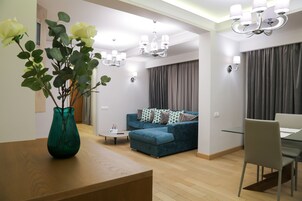Deluxe Apartment | Living area | Flat-screen TV