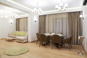 Deluxe Apartment | Living area - Expecto Apartments (Sinaia)
