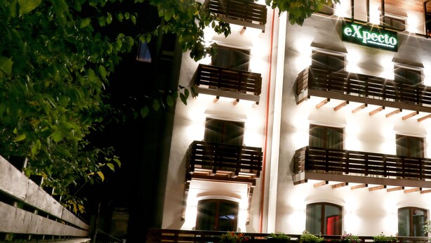 Um edifício com uma placa na parte superior que diz 'eExpecto'.