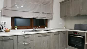 Family Apartment - Ground Floor | Dapur pribadi | Oven, kompor, ketel listrik, dan peralatan masak/sendok-piring