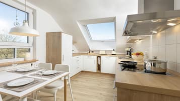 Kjøleskap, ovn, kokeplater og oppvaskmaskin