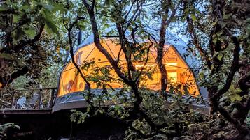 Tree House Luxe, salle de bains attenante (Treehouse Dome) | Extérieur