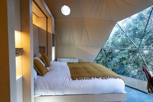 Casa na árvore superluxo, suíte (Treehouse Dome)