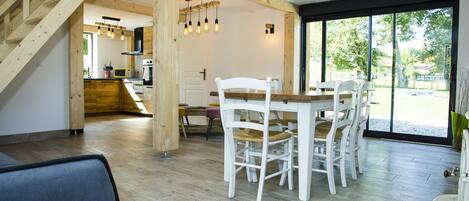 Chalet familiar, cocina, vista al jardín | Área de sala de estar | Televisión de pantalla plana, chimenea, Netflix y reproductor de DVD