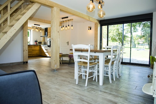 Chalet familiar, cocina, vista al jardín | Área de sala de estar | Televisión de pantalla plana, chimenea, Netflix y reproductor de DVD 