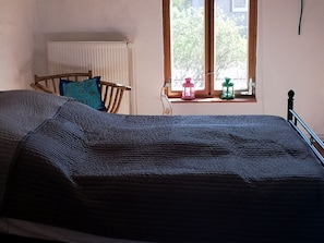 4 bedrooms, desk, iron/ironing board, WiFi