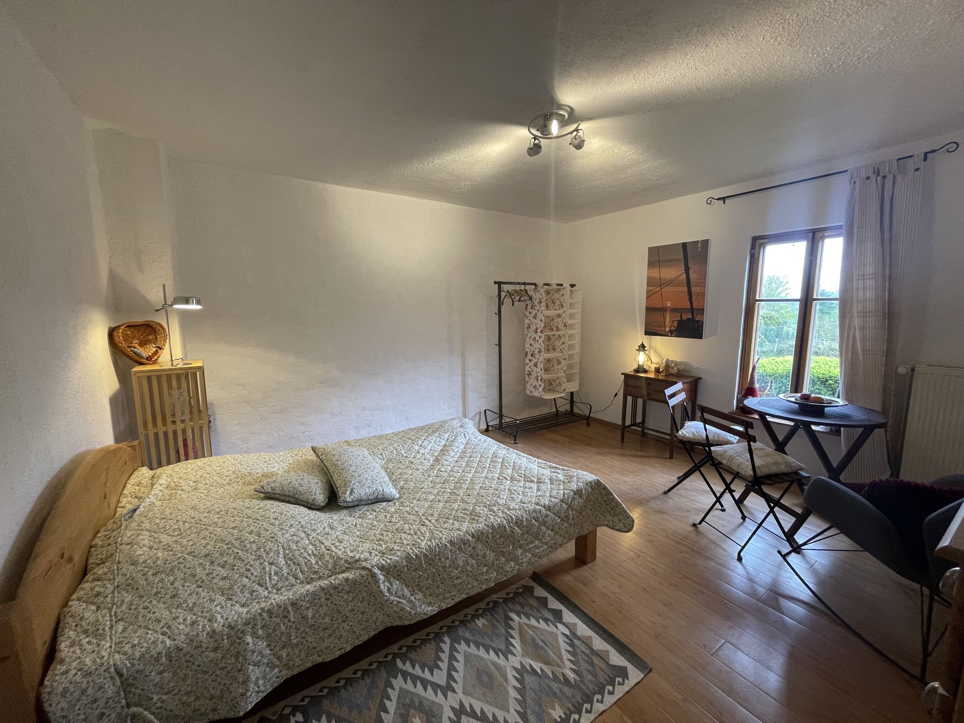 4 slaapkamers, een bureau, een strijkplank/strijkijzer, wifi