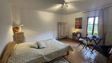 4 slaapkamers, een bureau, een strijkplank/strijkijzer, wifi