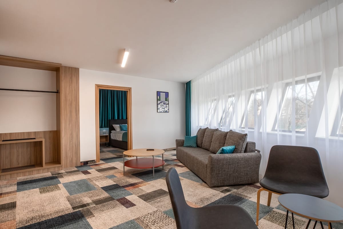 Deluxe kamer | Woonruimte | Een televisie