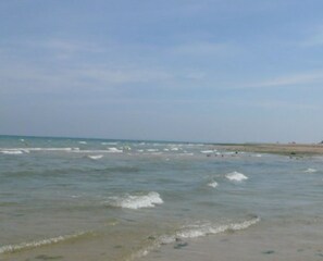 På stranden