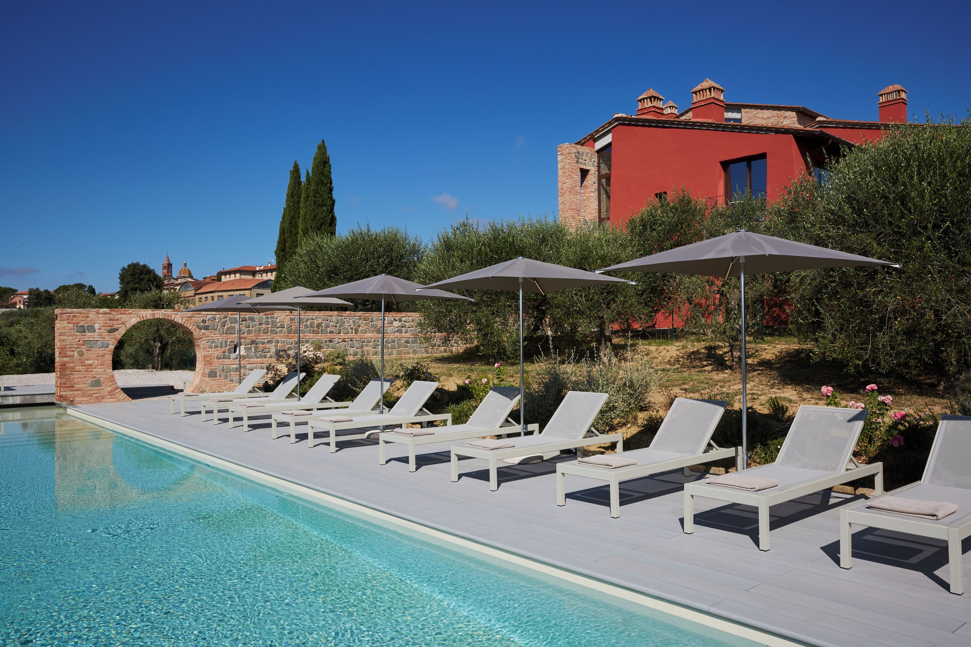 Außenpool, geöffnet von 08:00 Uhr bis 20:00 Uhr, Sonnenschirme
