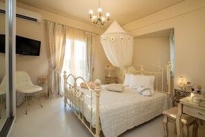 4 bedrooms, in-room safe, iron/ironing board, WiFi