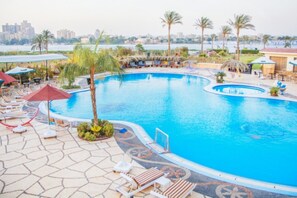 Una piscina techada, una piscina al aire libre