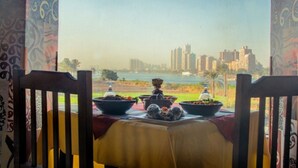 Una mesa de comedor con vista a un paisaje urbano y al agua.