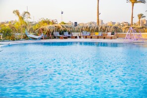 Una piscina techada, una piscina al aire libre