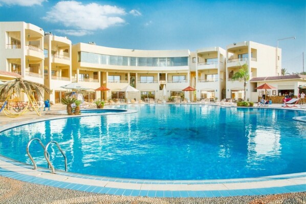 Una piscina techada, una piscina al aire libre